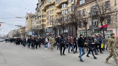 Люди йшли центральними вулицями міста за траурним кортежем Люди йшли центральними вулицями міста за траурним кортежем