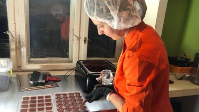 На Закарпатті вимушена переселенка відкрила майстерню крафтового шоколаду