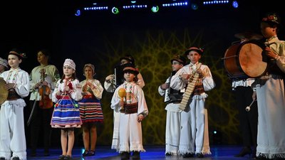 В Ужгороді на благодійному концерті "Діти Закарпаття — воїнам ЗСУ" зібрали 100 тис. гривень В Ужгороді на благодійному концерті "Діти Закарпаття — воїнам ЗСУ" зібрали 100 тис. гривень