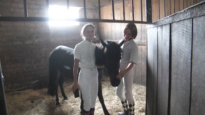 Маргарита та Іванна їздять на поні на прізвисько Містика Маргарита та Іванна їздять на поні на прізвисько Містика