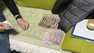 2 тис. літрів контрафактного алкоголю і понад 1 млн грн. На Сумщині викрили діяльність підпільного мініцеху 2 тис. літрів контрафактного алкоголю і понад 1 млн грн. На Сумщині викрили діяльність підпільного мініцеху