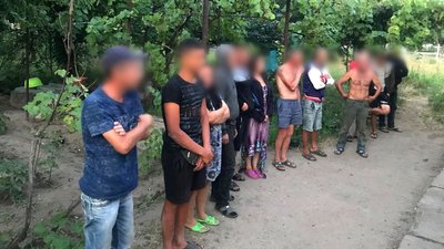 Тримав у сараї та здавав в оренду: на Херсонщині з рабства звільнили 13 заробітчан Тримав у сараї та здавав в оренду: на Херсонщині з рабства звільнили 13 заробітчан