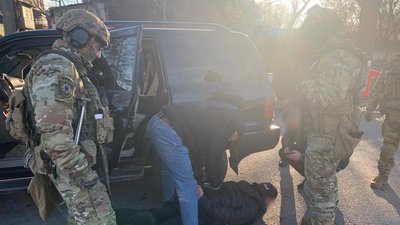 Кинули гранату в містянина через борги. У Дніпрі правоохоронці затримали двох чоловіків