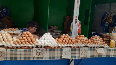 Асортимент яєць на хмельницькому продовольчому ринку. Липень 2023. Асортимент яєць на хмельницькому продовольчому ринку. Липень 2023.