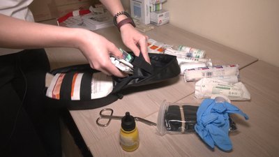 В Івано-Франківську волонтери шиють для бійців аптечки з системою Molle В Івано-Франківську волонтери шиють для бійців аптечки з системою Molle