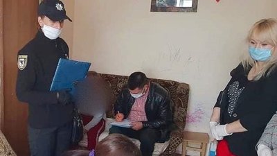 Заплакані та голодні. 11-річний хлопчик у поліцейських просив допомоги Заплакані та голодні. 11-річний хлопчик у поліцейських просив допомоги