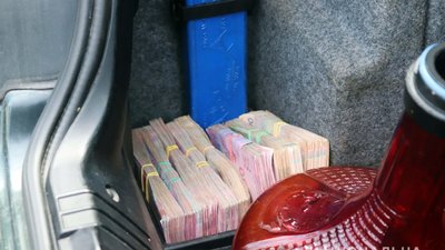 У водія вантажівки на Рівненщині вкрали понад мільйон гривень. Підозрювані — його колеги