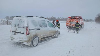 За добу рятувальники вивільнили зі снігу 219 автомобілів За добу рятувальники вивільнили зі снігу 219 автомобілів