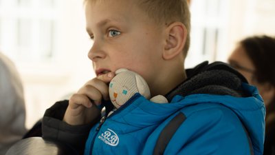 До Румунії, Польщі, Німеччини. З Дніпропетровщини до Європи евакуювали дітей з найважчими формами інвалідності