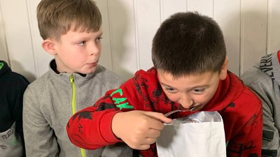 Діти передали бійцям дві тисячі порцій борщу: на Тернопільщині діє проєкт "Розумний город" Діти передали бійцям дві тисячі порцій борщу: на Тернопільщині діє проєкт "Розумний город"