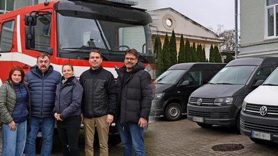 Гуманітарна допомога у Чернігові: місто отримало 3 автомобілі, пожежну машину та солодощі