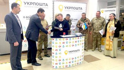 В Івано-Франківську погасили нові поштові марки "Слава Збройним силам України" В Івано-Франківську погасили нові поштові марки "Слава Збройним силам України"
