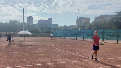 Хлопець тренується перед стартом змагань з тенісу, 26 серпня 2023, Хмельницький Хлопець тренується перед стартом змагань з тенісу, 26 серпня 2023, Хмельницький
