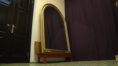 Житомирянка подарувала обласному краєзнавчому музею старовинне дзеркало