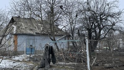Велике урвище, вибиті шибки і тріщини у стінах. Наслідки ракетної атаки на Київщину Велике урвище, вибиті шибки і тріщини у стінах. Наслідки ракетної атаки на Київщину