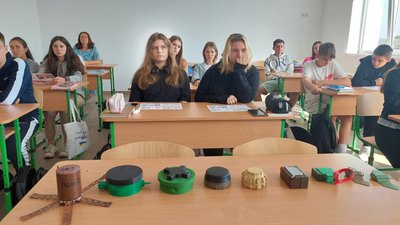На Закарпатті військові провели учням 9-10 класів заняття з мінної безпеки На Закарпатті військові провели учням 9-10 класів заняття з мінної безпеки