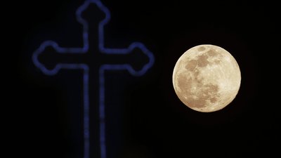 Над Землею піднявся Квітковий Місяць. Як він виглядав з різних куточків світу