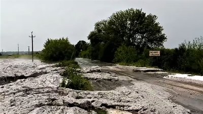 У Великих Троянах на Кіровоградщині після граду утворились брили льоду товщиною метр