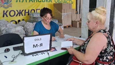Гуманітарка, куточок читача, хвостата "співробітниця". Як працює Сєвєродонецький хаб для переселенців у Дніпрі