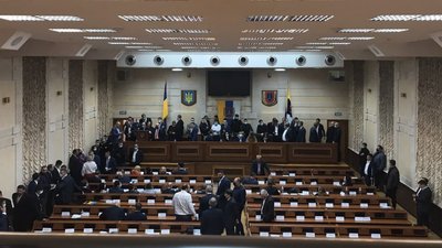 Перша сесія нової Одеської облради: депутати заблокували трибуну Перша сесія нової Одеської облради: депутати заблокували трибуну