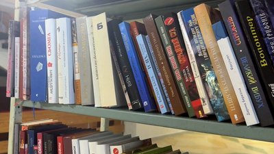 книжки українських письменників у центральній бібліотеці Краматорська книжки українських письменників у центральній бібліотеці Краматорська