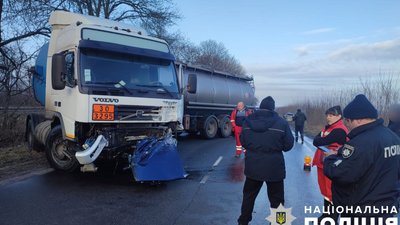 Поблизу Полтави зіткнулися бензовоз і легковик Поблизу Полтави зіткнулися бензовоз і легковик