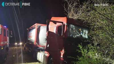 Вантажівка з олією врізалась у паркан, водія затисло: подробиці ДТП на Рівненщині