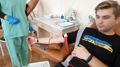 24-річний Денис Бондарчук вперше прийшов здавати кров. Сподівається, його кров врятує комусь життя. 24-річний Денис Бондарчук вперше прийшов здавати кров. Сподівається, його кров врятує комусь життя.