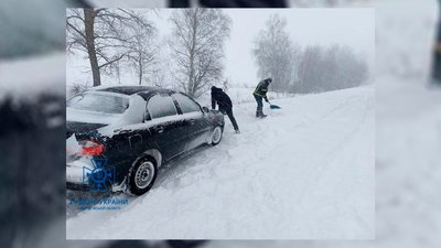 На Чернігівщині під час негоди рятувальники вивільнили зі снігу 117 автомобілів На Чернігівщині під час негоди рятувальники вивільнили зі снігу 117 автомобілів