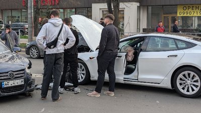 Спричинив ДТП з Volkswagen та BMW. У Франківську склали адмінпротокол на водія автомобіля Tesla