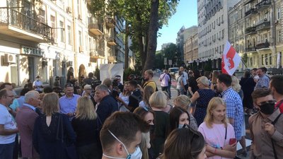 У Києві відкрили пам’ятник на місці загибелі журналіста Павла Шеремета У Києві відкрили пам’ятник на місці загибелі журналіста Павла Шеремета