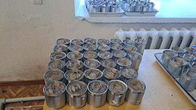 Студенти житомирського університету виготовляють окопні свічки для оборонців Студенти житомирського університету виготовляють окопні свічки для оборонців
