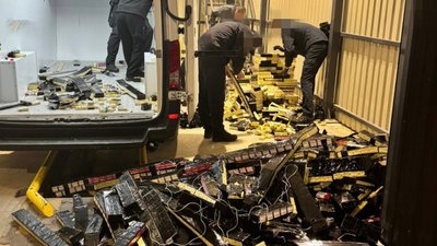 Контрабанда цигарок на Волині — тютюн ховали в тайниках у вантажівках