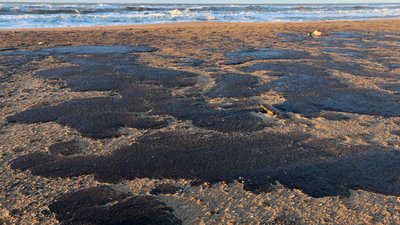 Мазут у Чорному морі дістався пляжів Севастополя та Ялти