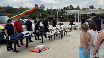 Майстерклас на пляжі. У Кропивницькому навчали рятувати людей, які тонуть Майстерклас на пляжі. У Кропивницькому навчали рятувати людей, які тонуть
