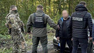 3000 доларів за незаконний перетин кордону: правоохоронці затримали закарпатця за переправлення чоловіків через кордон