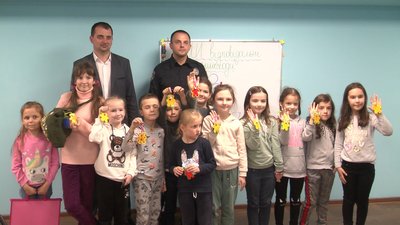 Проєкт "Тиждень безпеки". У Вінниці дітям розповідають про ПДР та виготовляють світловідбиваючі брелоки Проєкт "Тиждень безпеки". У Вінниці дітям розповідають про ПДР та виготовляють світловідбиваючі брелоки