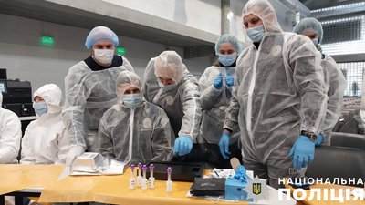 Київські поліцейські отримали обладнання для експрес-аналізу ДНК від США Київські поліцейські отримали обладнання для експрес-аналізу ДНК від США
