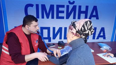 Бажаючим вимірювали артеріальний тиск. Бажаючим вимірювали артеріальний тиск.
