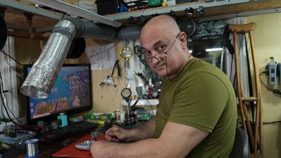 Сергій ремонтує дрони для ЗСУ