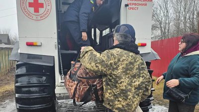 Перевозять або доставляють продукти та ліки: як на Чернігівщині допомагають людям з сіл, де затопило дороги Перевозять або доставляють продукти та ліки: як на Чернігівщині допомагають людям з сіл, де затопило дороги