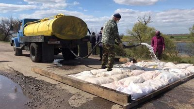 На виїзді із села Прибужани, що на Вознесенщині, встановлено дезінфекційний бар'єр