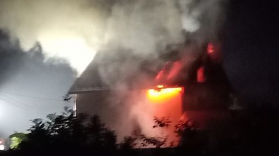 На Прикарпатті блискавка влучила в будинок