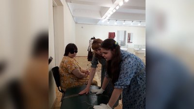У Волинському краєзнавчому музеї відбулося інклюзивне заняття для незрячої школярки У Волинському краєзнавчому музеї відбулося інклюзивне заняття для незрячої школярки