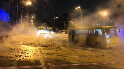 У Києві затопило ТРЦ Ocean Plaza, людей евакуювали У Києві затопило ТРЦ Ocean Plaza, людей евакуювали