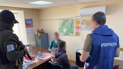 "Допомагав окупантам облаштовувати бліндажі": на Харківщині затримали підозрюваного у держзраді