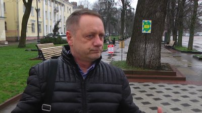 На фото Сергій Єсюнін. Позаду нього ясен, якому, за словами Сергія, 150-160 років. На фото Сергій Єсюнін. Позаду нього ясен, якому, за словами Сергія, 150-160 років.