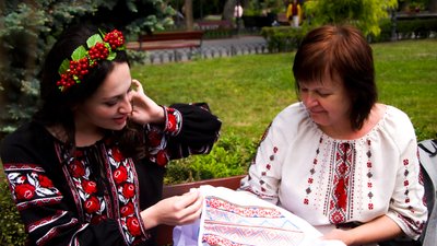 В Одесі спільними силами мешканців створили два вишиті сорочки до Дня вишиванки В Одесі спільними силами мешканців створили два вишиті сорочки до Дня вишиванки