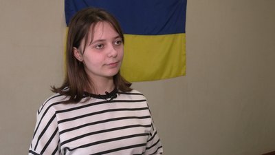 "Хлопці захищають нас і оберігають": студентки з Рівного виготовляють окопні свічки на фронт "Хлопці захищають нас і оберігають": студентки з Рівного виготовляють окопні свічки на фронт