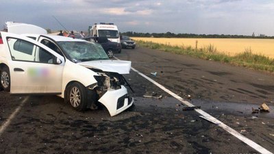 Через ДТП на Донеччині до лікарні ушпиталили 2 дітей та 6 дорослих. ФОТО Через ДТП на Донеччині до лікарні ушпиталили 2 дітей та 6 дорослих. ФОТО
